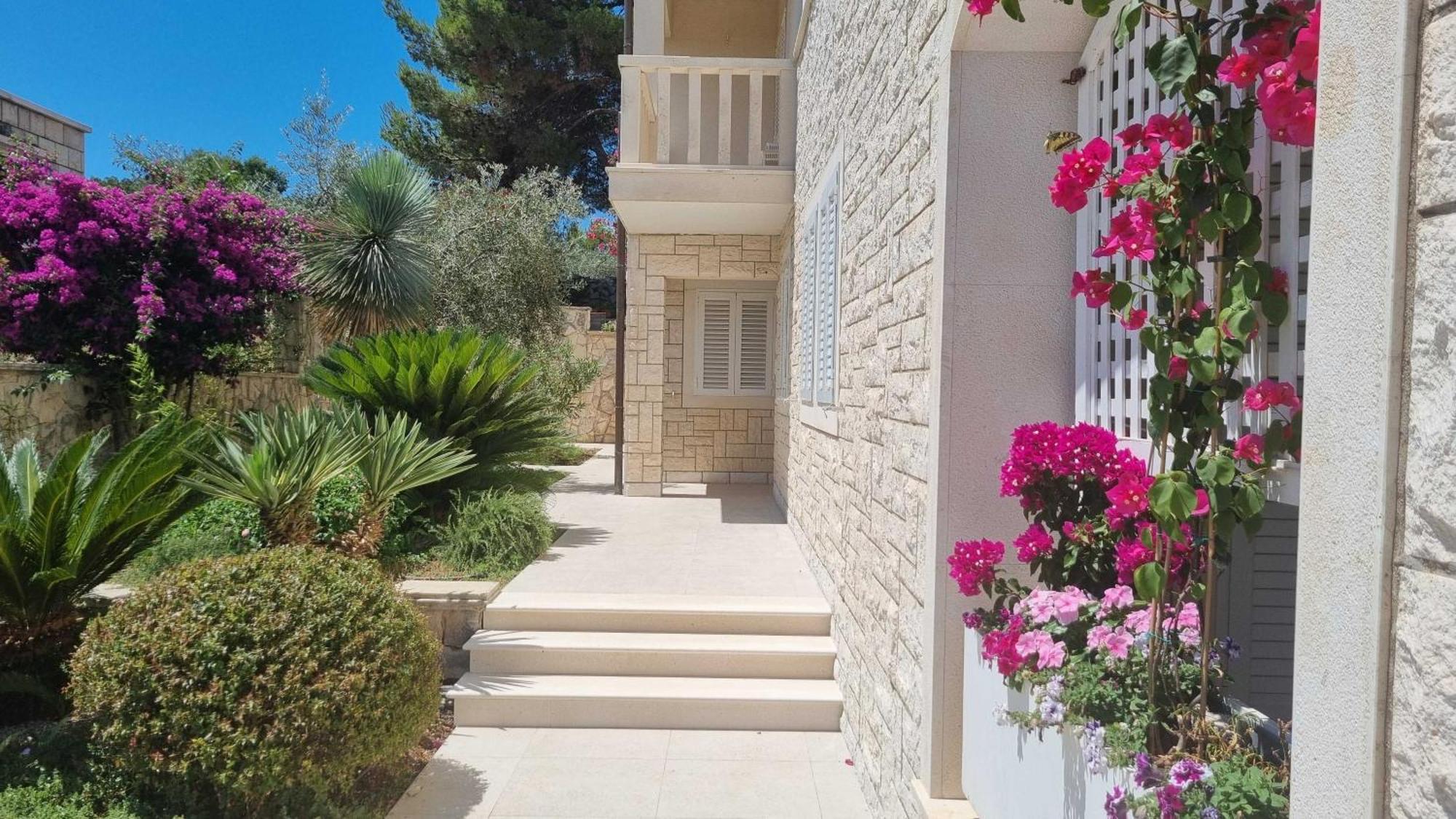 Apartments Villa Olea Lumbarda Exterior photo